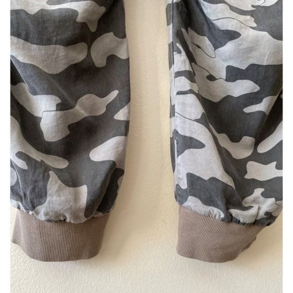 KUT Women's Plus Size Relaxed Military Print Ribbed Pants - Picture 5 of 6